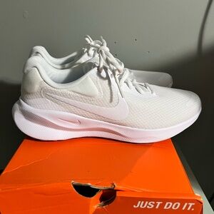 Woman’s 8.5 Nike Revolution 7